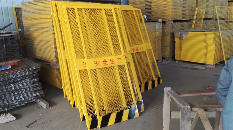 亨取 廠家直銷電梯鋼板網(wǎng)門 安全施工防護(hù)、鋼板網(wǎng)噴塑防護(hù)網(wǎng)