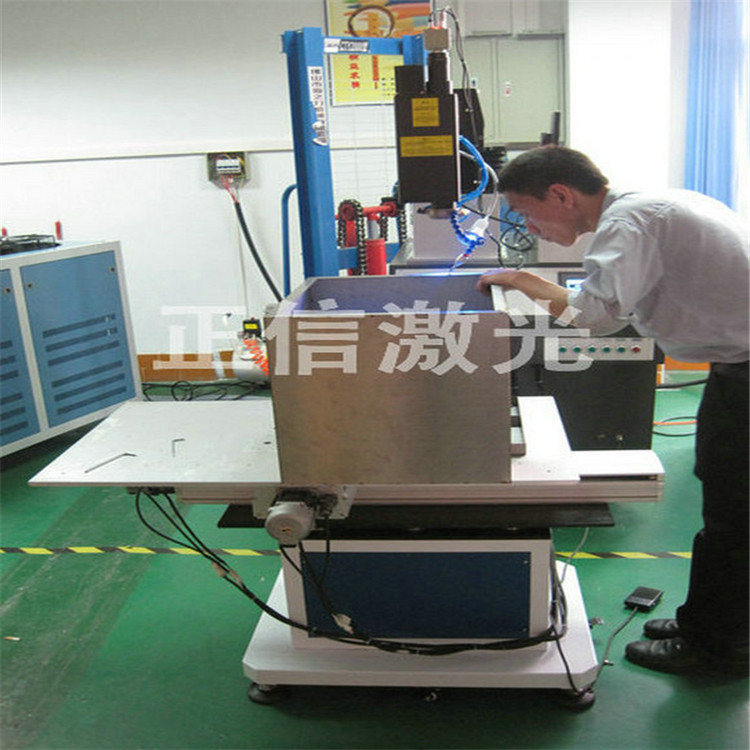 水箱連續(xù)光纖激光焊接機