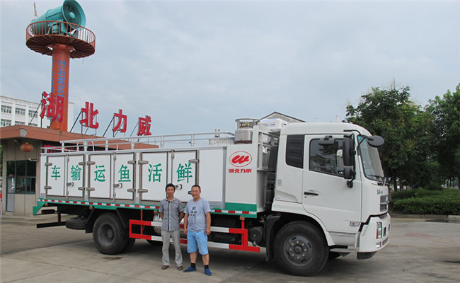 拉活魚的車水產(chǎn)品運輸車