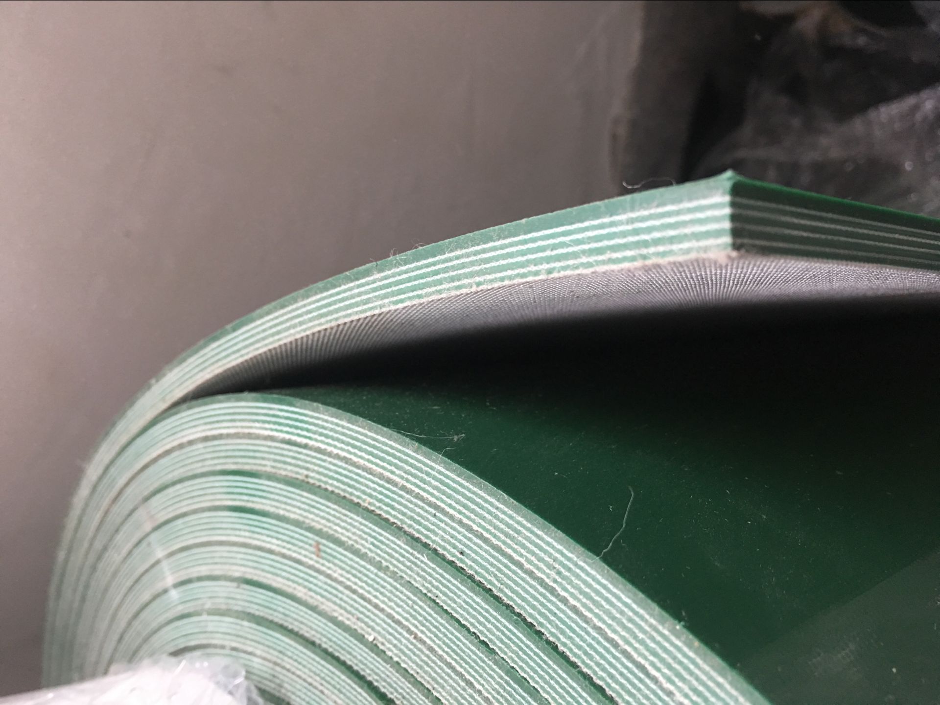 黑色、綠色、黃色，墨綠色草面花紋PVC輸送帶