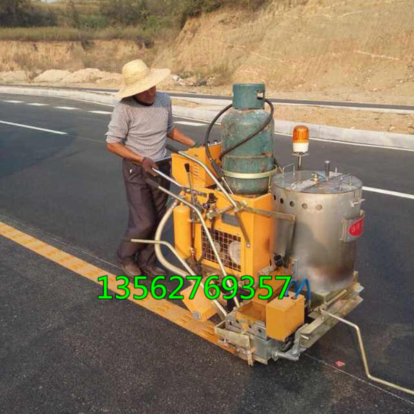 道路熱熔劃線機人行道噴線車作業(yè)視頻播放