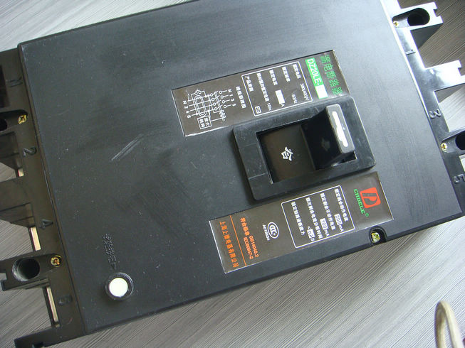 上德誠(chéng)招代理漏電斷路器 Dz20LE-630/4300~3300