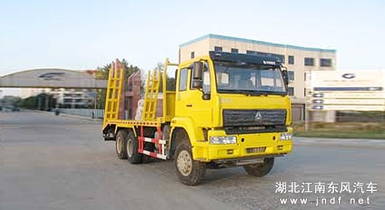 斯太爾后雙橋平板拖車/斯太爾后八輪挖掘機(jī)拖車,低平板運(yùn)輸車