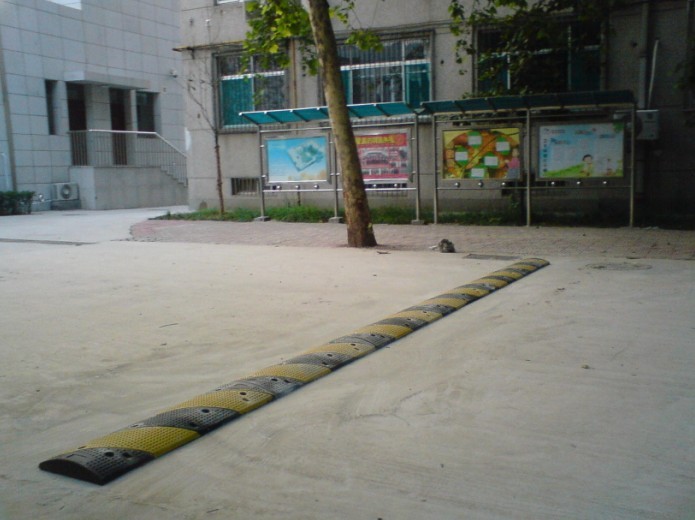 東營(yíng)減速帶安裝（橡膠減速帶價(jià)格、鑄鋼減速帶批發(fā)）廠家直銷 質(zhì)量保證