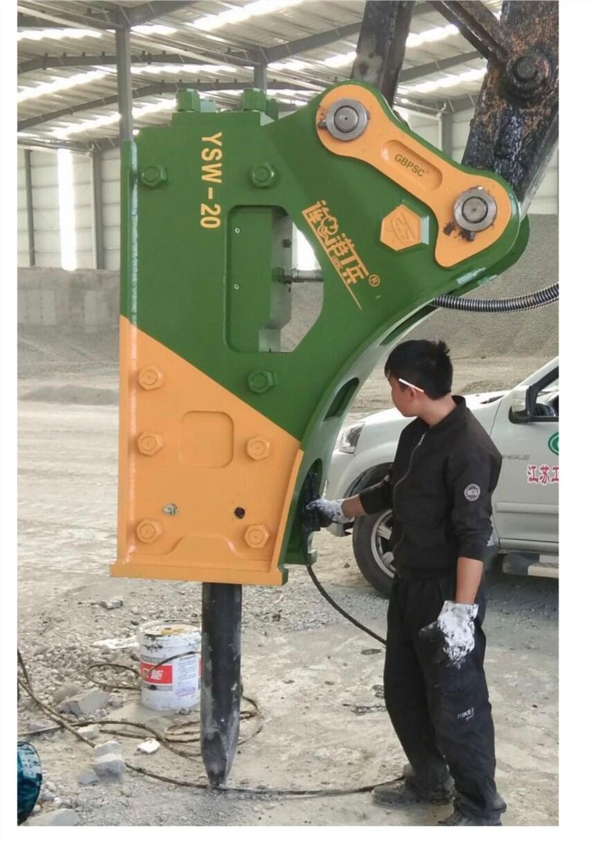 工兵機(jī)械液壓破碎錘現(xiàn)場拆卸廢棄路面或者橋梁打擊有勁