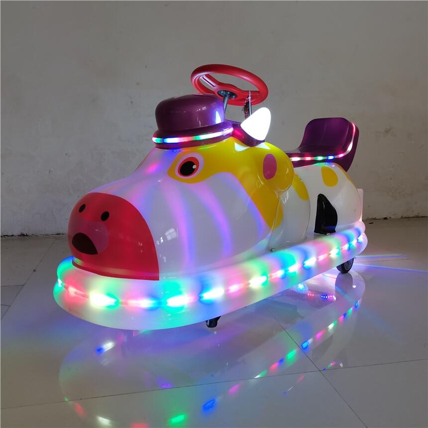 新款兒童室內(nèi)戶外通體發(fā)光電動(dòng)小奶牛碰碰游樂車