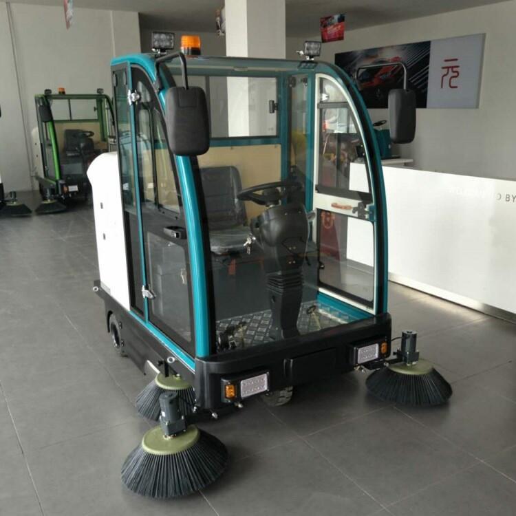 自動清潔一體的小型座駕掃地車