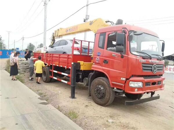 阿壩州10噸隨車起重運輸車ˇ哪里有隨車吊銷售點