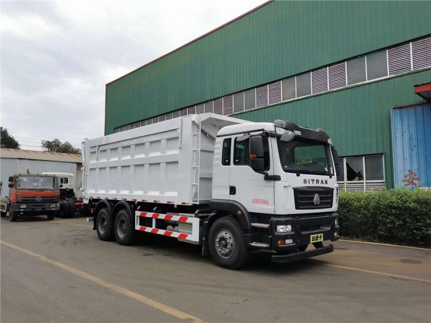 污泥運(yùn)輸車新方案，勾臂垃圾車搭配專用垃圾箱式污泥運(yùn)輸車