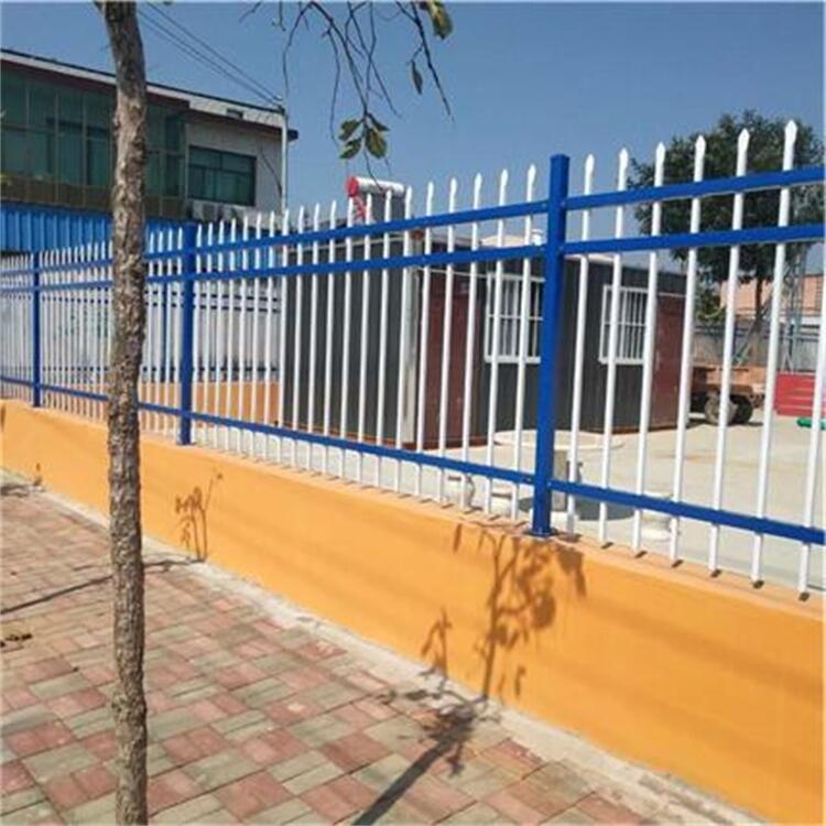 庭院社區(qū)圍墻防護(hù)圍欄財(cái)潤(rùn)絲網(wǎng)供應(yīng)藍(lán)白色1.5米鋅鋼護(hù)欄