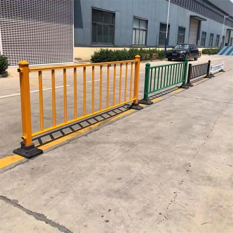 財潤絲網(wǎng)定制人車分流市政隔離欄桿 鋅鋼材質(zhì)馬路交通設(shè)施防護欄