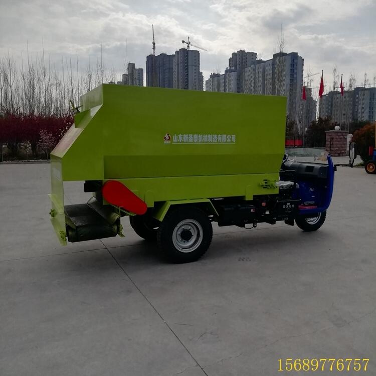 電動養(yǎng)殖飼喂撒料車廠家 新疆喂牛投喂車可加高撒料車撒草三輪撒料車