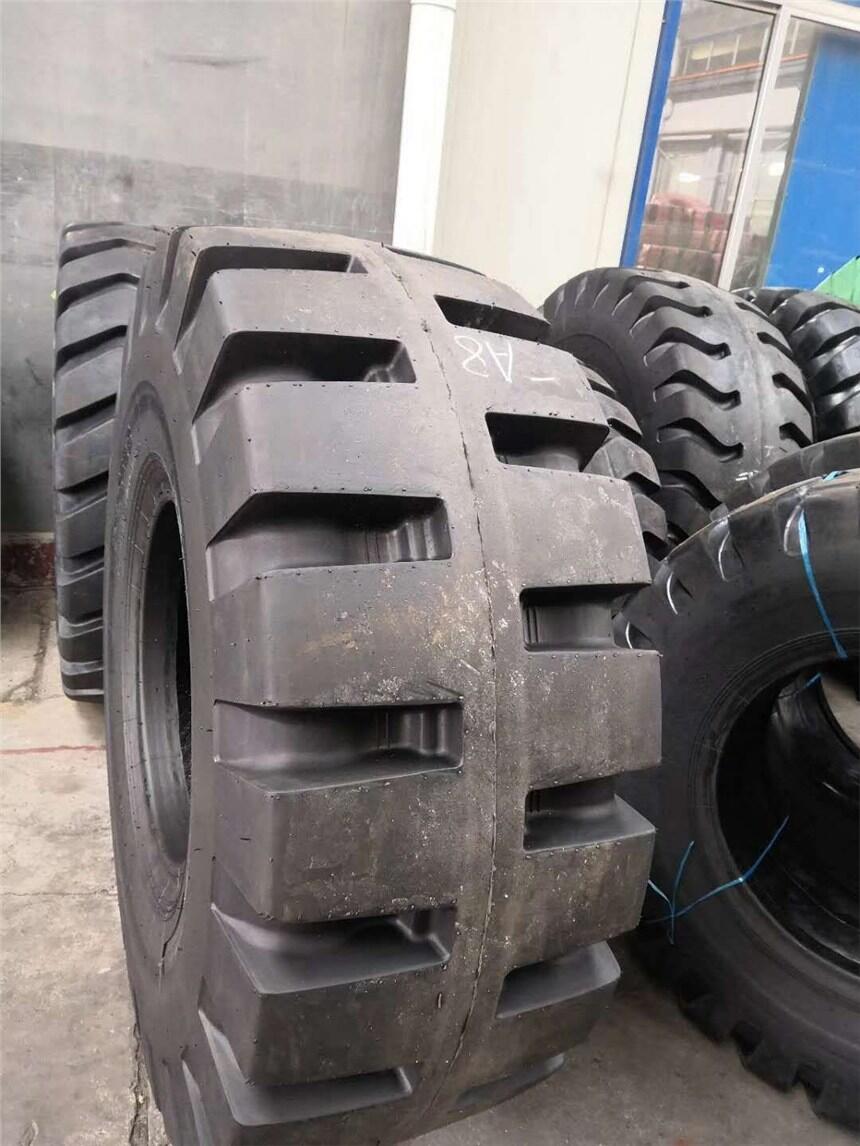 新聞；徐州后八輪大貨車輪胎半實(shí)心輪胎29.5-25