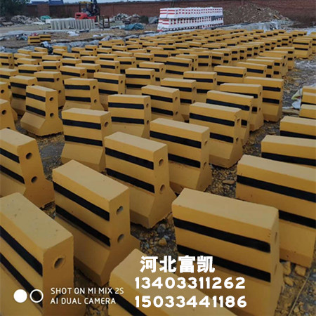 石家莊交通設(shè)施廠家/水泥隔離墩/防撞桶水馬施工標志牌134O3311262水泥隔離墩廠