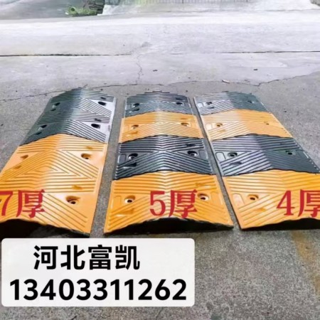河北石家莊交通設(shè)施廠家減速帶護角條擋車桿標(biāo)志牌制作15O33441186公路減速帶護角