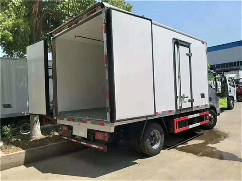 湖北福田藍(lán)牌肉鉤冷藏車多少錢一臺(tái)