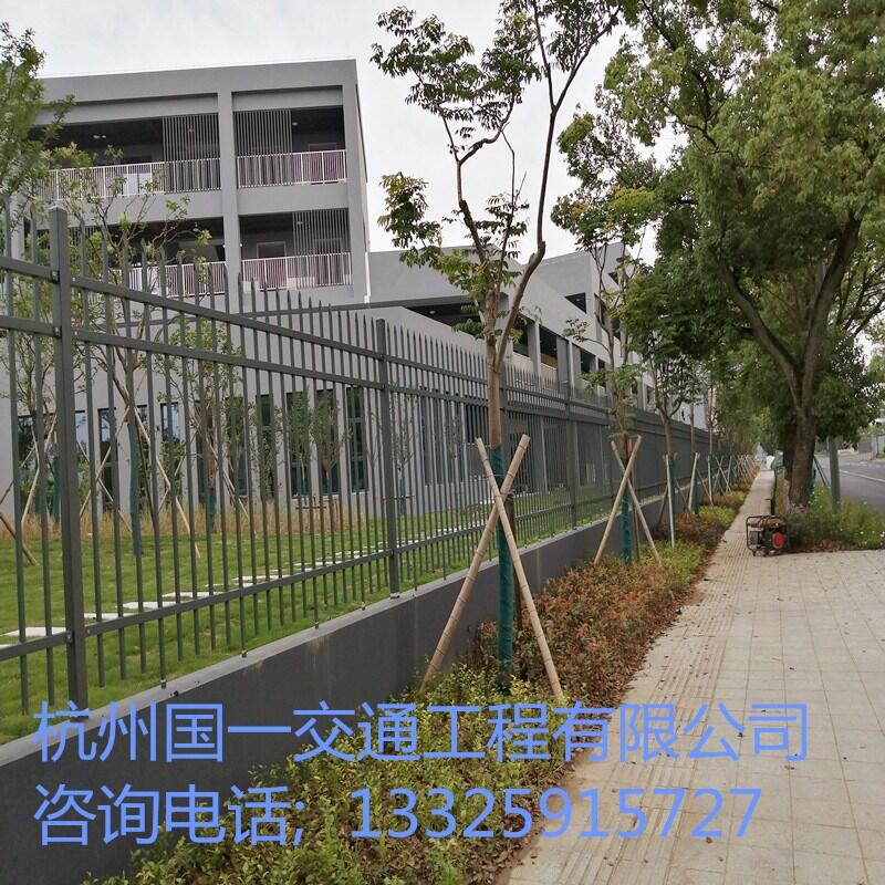 鋅鋼院墻護(hù)欄、磚墻護(hù)欄、小區(qū)護(hù)欄，學(xué)校護(hù)欄。