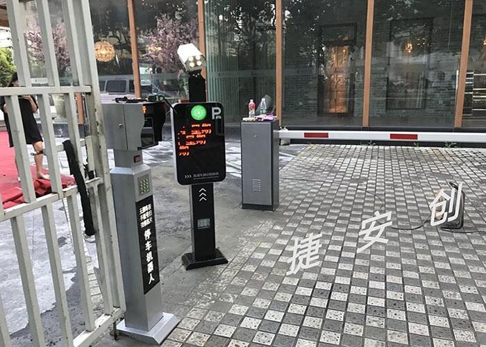 智能車場管理機(jī)器人 無人值守 云端管理 無牌車識(shí)別 機(jī)器人廠家