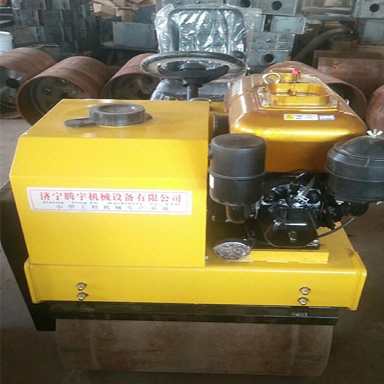 騰宇供應(yīng)850型座駕式雙鋼輪柴油震動壓路機(jī)