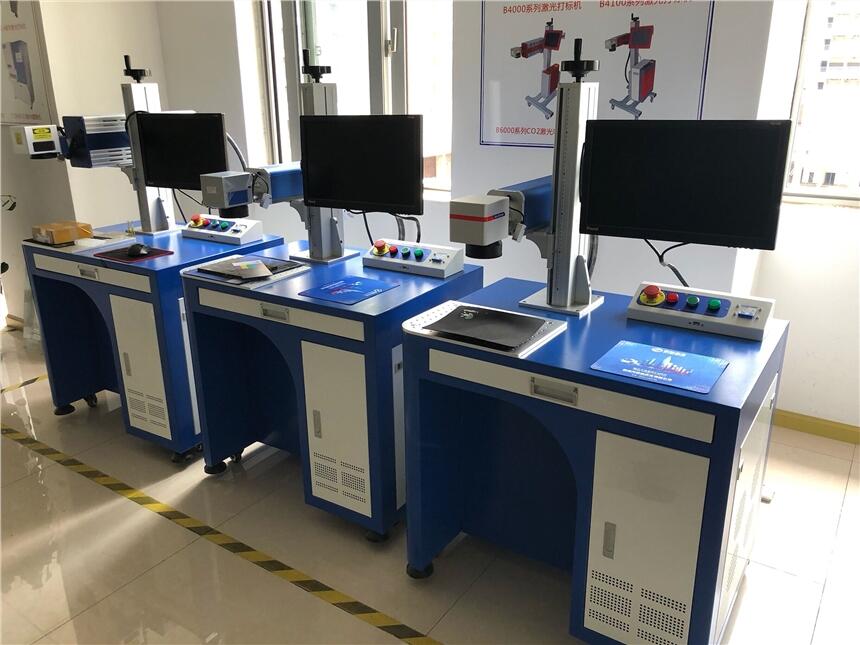 標牌雕刻機,成都大面積大功率激光打標機,標牌金屬刻字機,50W激光打碼機現(xiàn)貨,深度雕刻
