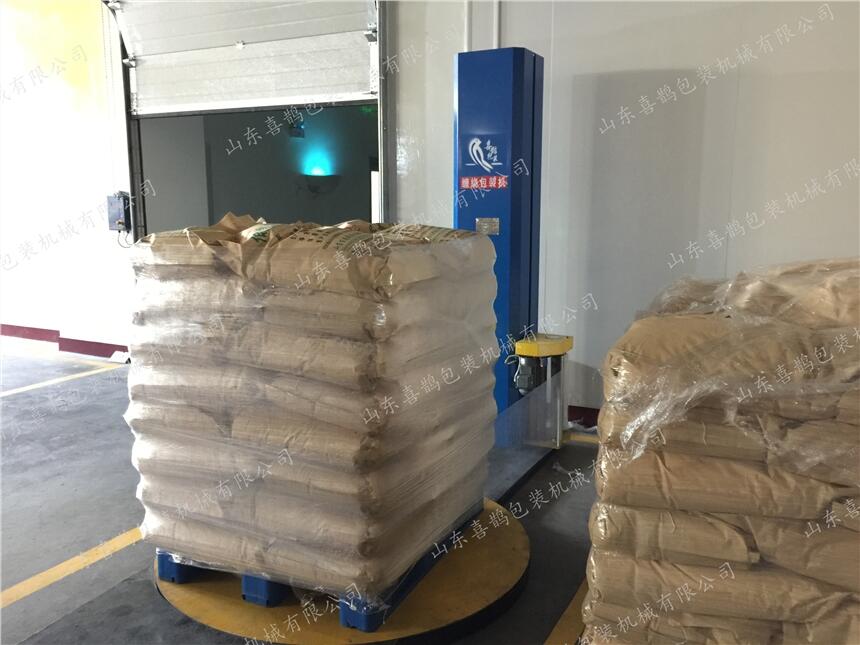山東喜鵲噸袋托盤纏繞包裝機   包裝緊湊  節(jié)省成本