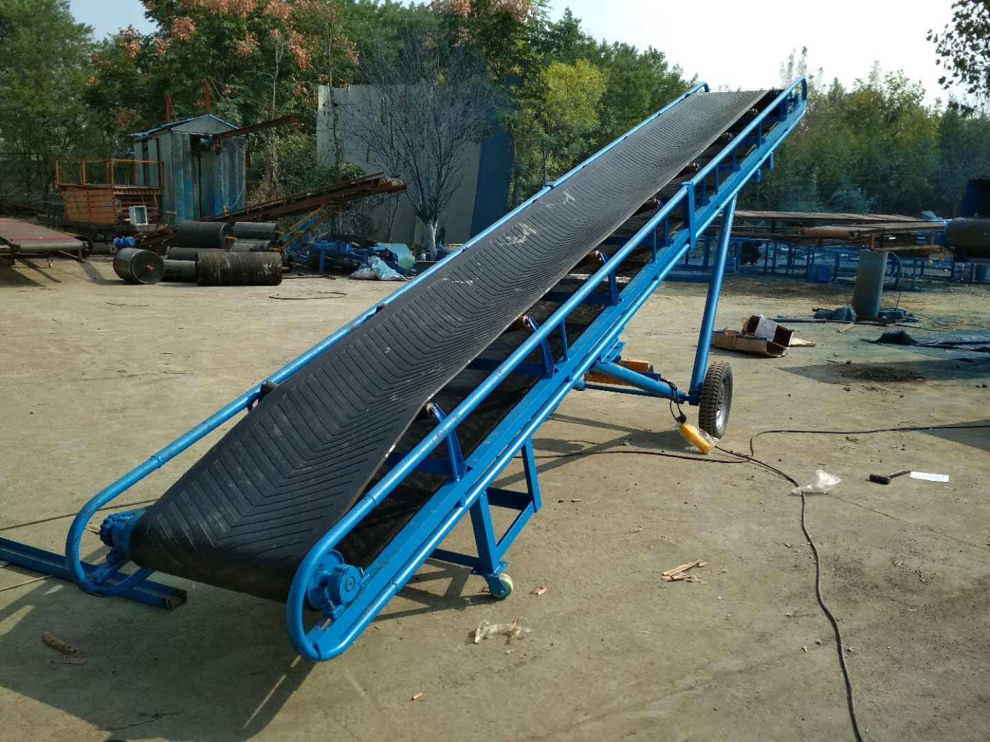 皮帶輸送機(jī)價(jià)格-裝車(chē)爬坡皮帶機(jī)yy3