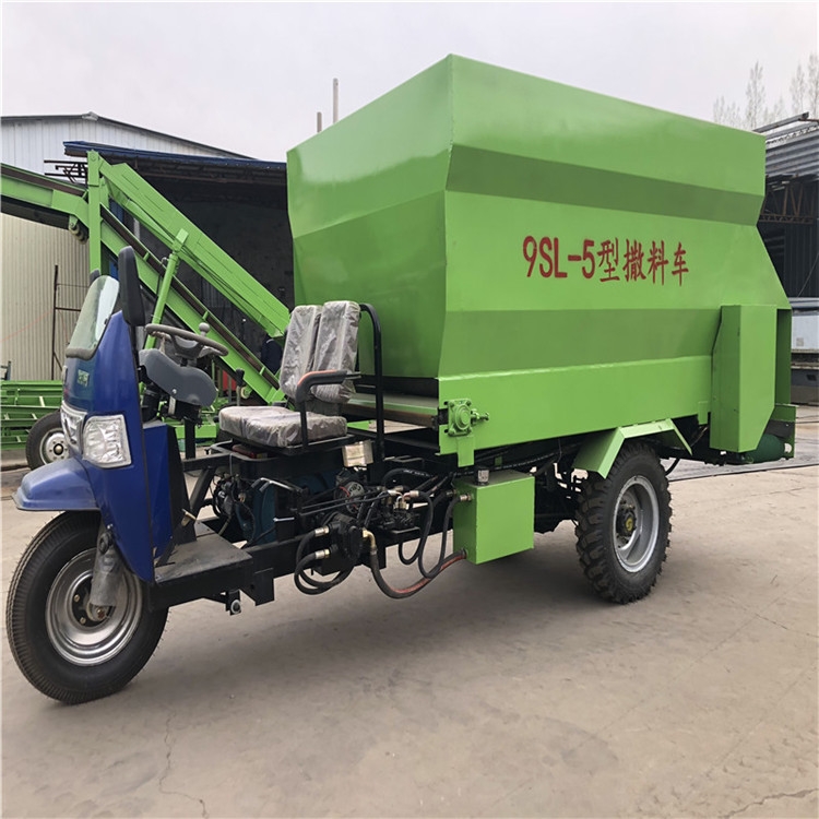 貴州三輪投料車 電動(dòng)撒料車 福田底盤撒料車