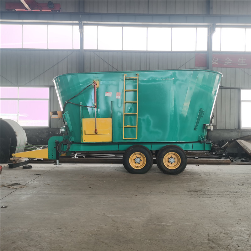 云南玉溪市立式自走全混合日糧攪拌TMR 拌料機(jī)