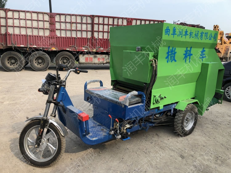液壓喂牛投料車 羊場(chǎng)自動(dòng)下料喂食車