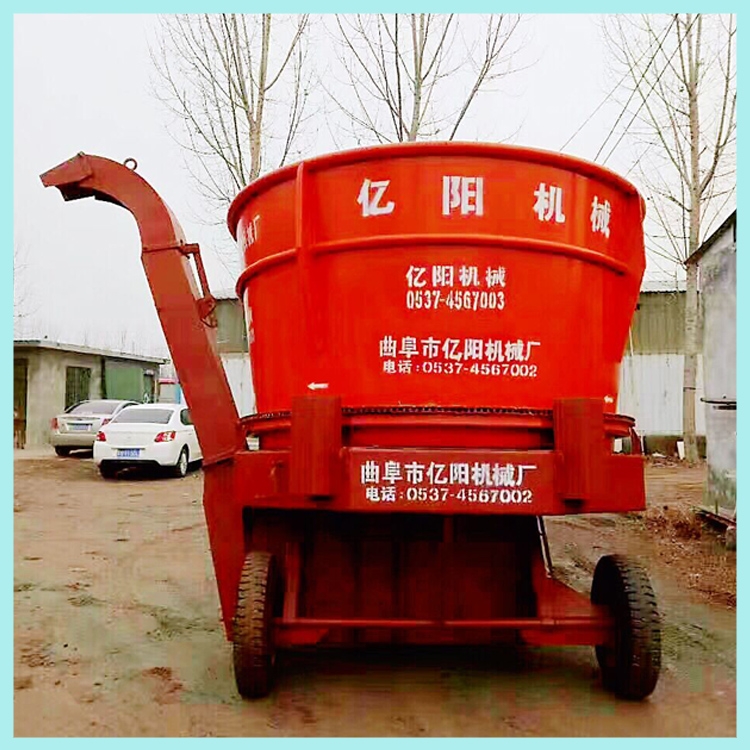 農用拖拉機帶秸稈粉碎機圖片