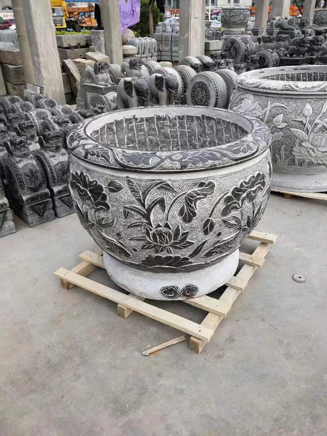供應青石水缸、石雕花缸、荷花魚缸