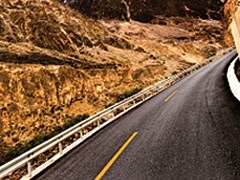 河北高速公路護欄板采用的是什么材料？