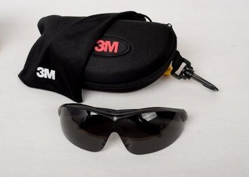 3M? V5時(shí)尚運(yùn)動(dòng)款遮陽眼鏡，防護(hù)眼鏡防止工業(yè)場(chǎng)沖擊物對(duì)眼睛的傷害，防護(hù)眼鏡