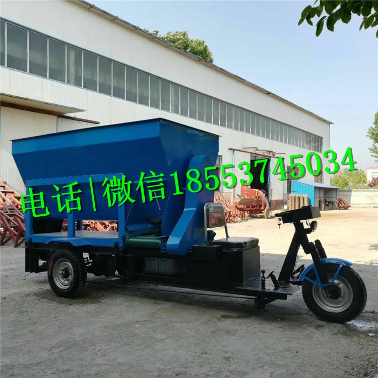養(yǎng)殖場(chǎng)專用飼養(yǎng)方便的三輪自走式撒料車廠家直銷 柴油電動(dòng)多型號(hào)攪拌飼料撒料車價(jià)格