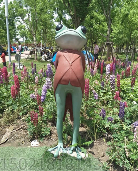 上海植物園站立青蛙雕塑 卡通動物王子造型擺件