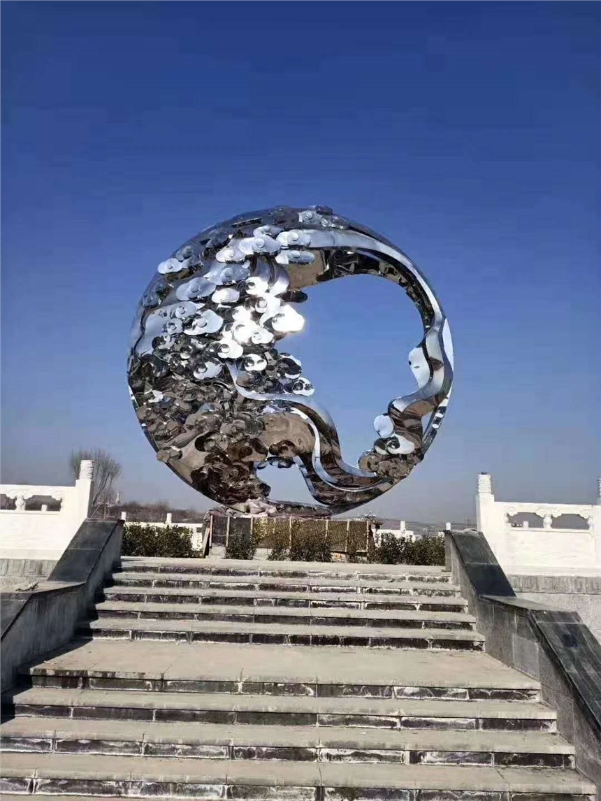 長(zhǎng)春廣場(chǎng)不銹鋼圓球梨花紋雕塑定制工藝品