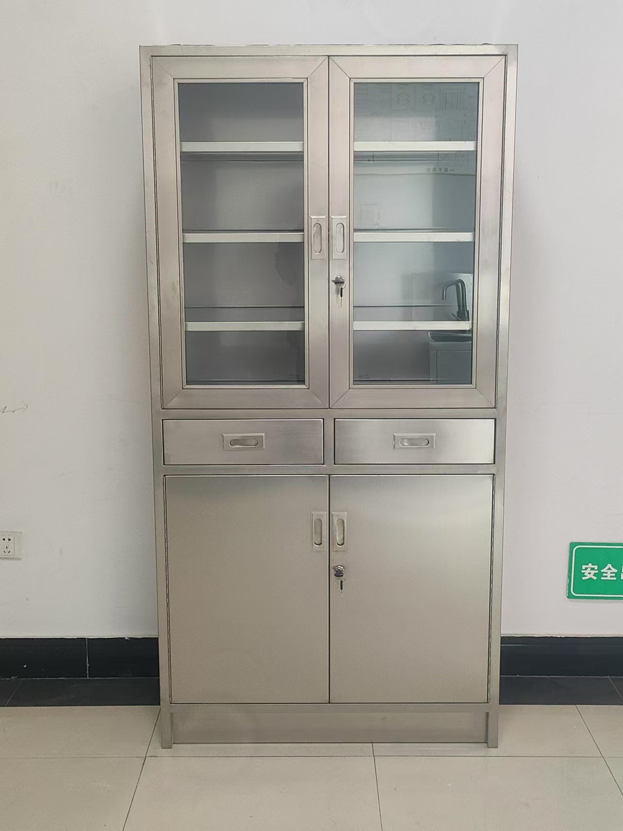 不銹鋼器械儲存柜多層設(shè)計