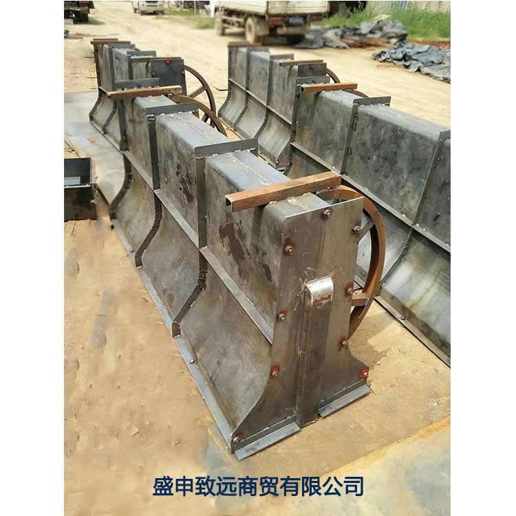 隔離墩鋼模具哪家好移動(dòng)式隔離帶模具廠家混凝土隔離墩鋼模具