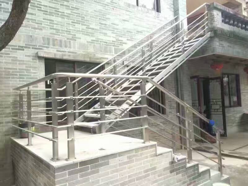 不銹鋼樓梯間扶手，不銹鋼立柱定制。制作工藝與優(yōu)勢