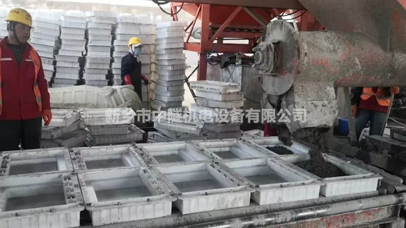四川小型預(yù)制塊布料機(jī)生產(chǎn)電纜槽使用