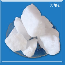 重鈣通常用作填料，還廣泛用于人造地磚、橡膠、塑料、造紙、涂料、油漆、油墨、電纜、