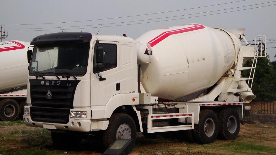 庫(kù)存中國(guó)重汽豪運(yùn)12方混凝土攪拌車(chē)（中通罐）進(jìn)口泵馬達(dá)減速機(jī)32萬(wàn)