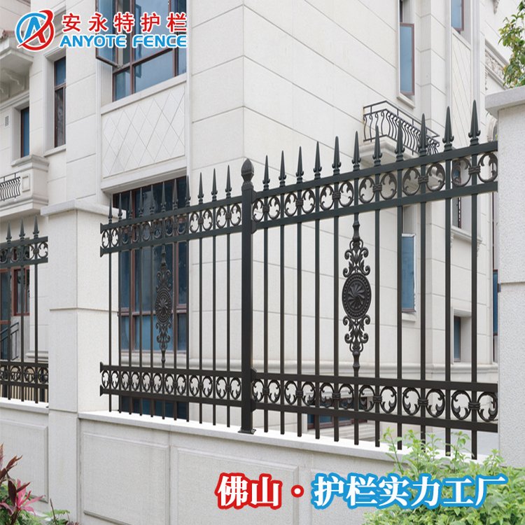 鐵藝圍墻護欄廠家小區(qū)學校防爬柵欄工地外墻隔離欄桿定制