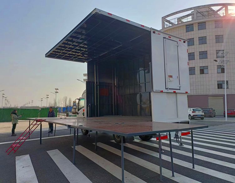福田4.2米全自動(dòng)舞臺(tái)車配備電源盒空氣開關(guān)讓客戶無優(yōu)
