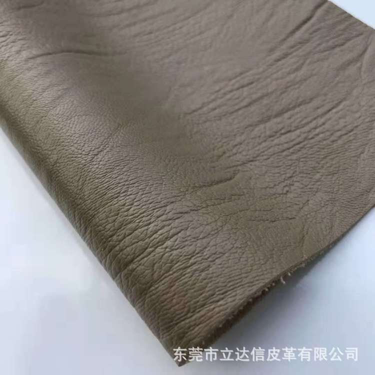 新款仿真皮洗水羊紋PU皮2.0mm不規(guī)則壓紋箱包硬包用革皮料批發(fā)