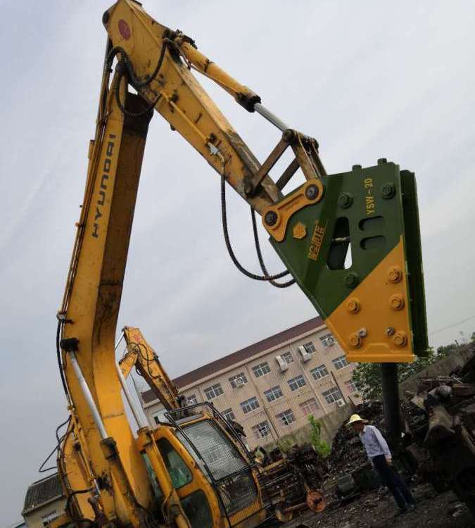 鋼廠采用140工兵機(jī)械破碎錘YSW-20高溫?zé)崽幚礅F桿鍛打