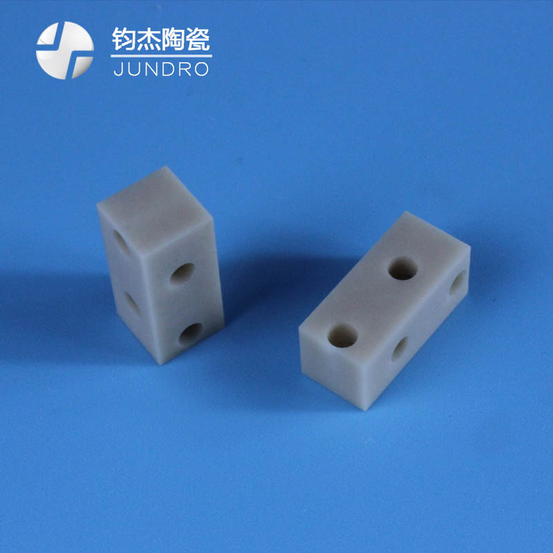 氮化鋁陶瓷定制CNC精雕機精密加工廠低膨脹系數(shù)熱導(dǎo)率高