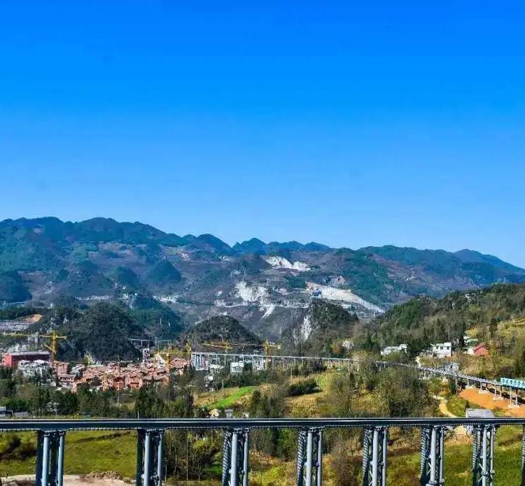 景區(qū)架空小火車(chē)環(huán)園列車(chē)游樂(lè)設(shè)備旅游觀光新浪美景網(wǎng)紅新型項(xiàng)目