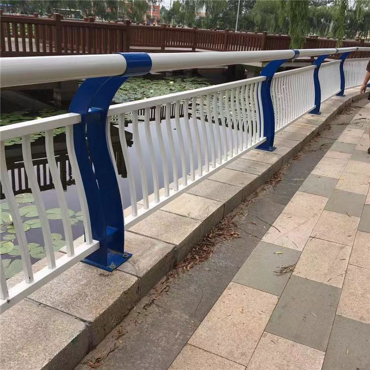 景觀橋梁河邊防護欄桿不銹鋼道路木扶手碳素鋼復(fù)合管護欄鍍鋅噴漆