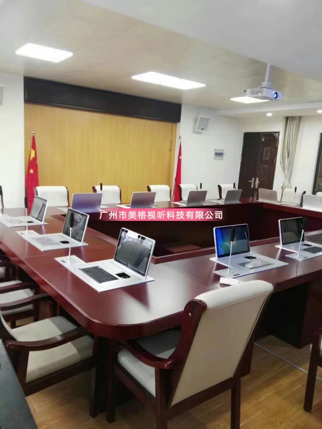 無(wú)紙化會(huì)議系統(tǒng)智能化會(huì)議設(shè)備液晶屏翻轉(zhuǎn)電腦一體機(jī)